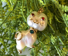 Load image into Gallery viewer, Cat Pearl Pendant
